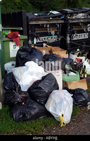 Müll und recycling Sammlung zeigen Overfilled Lagerplätze Stockfoto