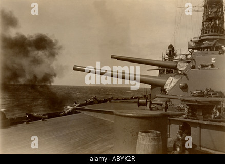 Zwölf-Zoll-Kanone Feuer auf USS Arkansas BB-33, ein Schlachtschiff der Wyoming-Klasse und das dritte Schiff der United States Navy. Stockfoto