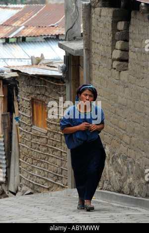 Indigene Frau auf einer Straße in San Pedro la Laguna, Lake Atitlan, Guatemala, Mittelamerika Stockfoto