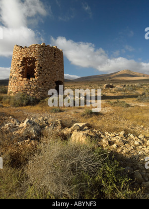 Ruinen einer alten Windmühle in der Nähe von Dorf Pajara auf der Insel Fuerteventura auf den Kanarischen Inseln Stockfoto