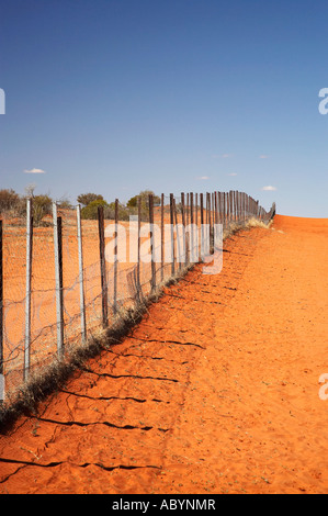 Dingo-Zaun-Welten längste Zaun 5614 km Sturt Nationalpark Camerons Ecke Outback New South Wales South Australien Queensland Stockfoto
