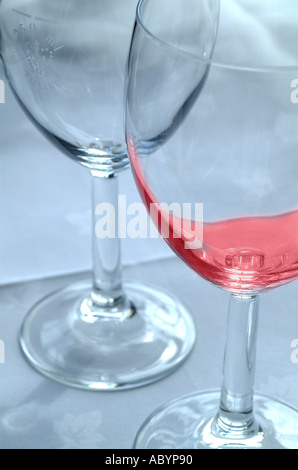 Zwei Weingläser auf weiße Tischdecke Stockfoto