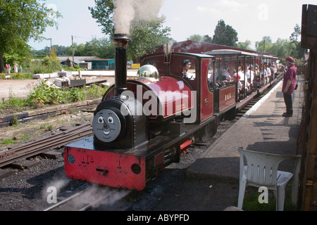 Schmalspur-Engine 10 und ein halbes Zoll Alan Bloom auf einem Thomas am Tank Bressingham Gardens in der Nähe von Diss Norfolk Stockfoto