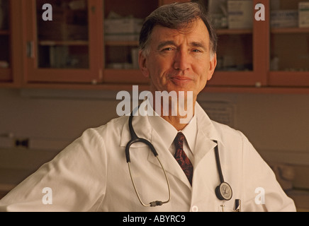 Porträt des mittleren Alters männlichen Arzt mit Stethoskop um Hals Stockfoto