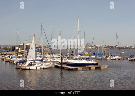 Wales Glamorgan Penarth Sportboote vor Anker in der Cardiff Bay Stockfoto