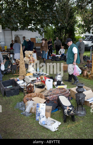 Waren zum Verkauf auf Boden auf Flohmarkt Abergavenny Wales UK gestellt Stockfoto