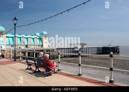 Wales Glamorgan Penarth Besucher saßen in der Sonne an der Esplanade mit pier Stockfoto