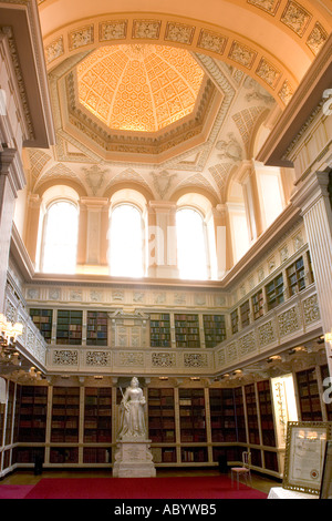 England Oxfordshire Woodstock Blenheim Palast innen Long Library mit Statue von Königin Anne von John Rysbrack Stockfoto