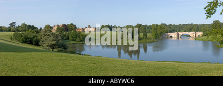 England Oxfordshire Woodstock Blenheim Palace und Capability Brown entworfen Queens Pool Panoramablick Stockfoto