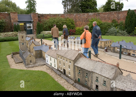 England Oxfordshire Woodstock Blenheim Palace Lustgärten Besucher auf der Durchreise Miniaturdorf Stockfoto