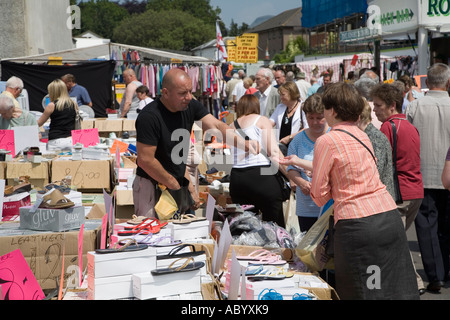 Frau empfangen Veränderung nach dem Kauf von waren auf einer Händler-Stall im Markt unter freiem Himmel Abergavenny Wales UK Stockfoto