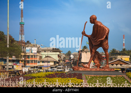 Eine Statue von Mahatma Gandhi an einem Ende der Hauptstraße von Port Blair, South Andaman Island, Indien Stockfoto