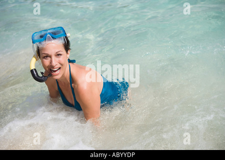 Frau im seichten Wasser Schnorcheln Stockfoto