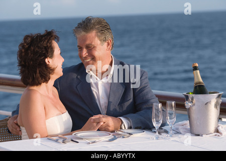 Paare, die romantische Abendessen auf Bootsdeck Stockfoto