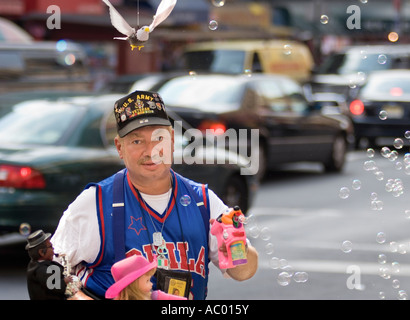 Straßenhändler und Veteran Seifenblasen in New York City, New York. Stockfoto