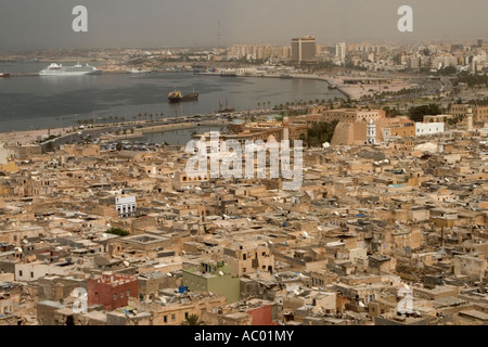 Tripoli, Libyen. Medina und Hafen, türkische Fort Serai al Hamra Mitte rechts. Corniche Kreise Küstenlinie. Stockfoto