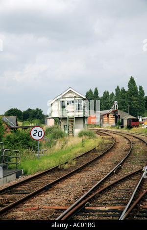 Eine alte, stillgestüchlte Signalbox auf der Bitterenlinie in der Nähe des Hoveton und Wroxham Bahnhofs, Hoveton, Norfolk, England, Großbritannien, Europa. Stockfoto