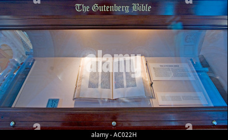 Eine Gutenberg-Bibel, untergebracht in der Library of Congress in Washington, D.C. Stockfoto