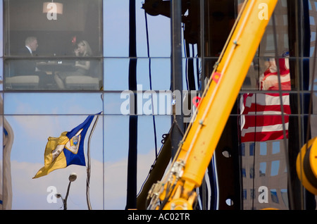 Zwei Personen Essen in einem Gebäude direkt gegenüber den ehemaligen Standort des World Trade Centers. Stockfoto