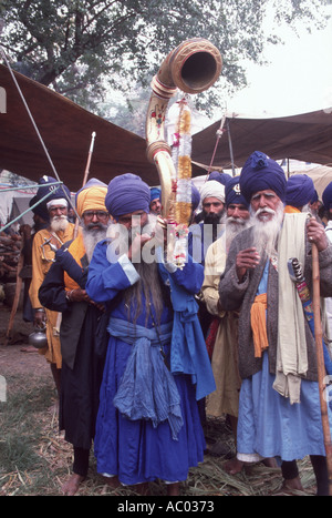 NIhang Sikhs in einer Prozession, Punjab Stockfoto