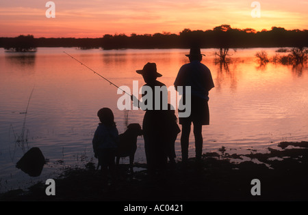Menschen Familie Angeln bei Sonnenuntergang South Africa Stockfoto