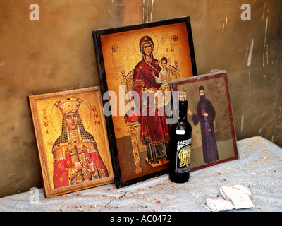 Saint Irene Irini Eirini Jungfrau Maria und Jesuskind unbekannter Heiliger Rotwein auf Tabelle alte Kirche Kreta Krete Insel Griechenland Stockfoto