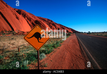Landschaft Ayers Rock und hütet euch vor Kängurus Straßenschild Kata Tjutu National Park Australien Stockfoto