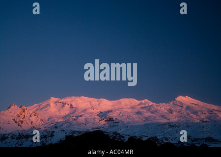 Alpenglühen am Mount Ruapehu bei Dämmerung Central Plateau Nordinsel Neuseeland Stockfoto