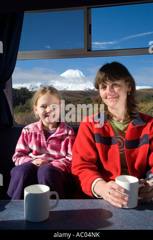 Mutter und Tochter im Wohnmobil und Mt Ngauruhoe Tongariro National Park Central Plateau Nordinsel Neuseeland Stockfoto