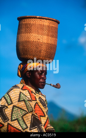 Frau mit Korb und rauchen Pfeife Sabinyo Vulkan im Hintergrund demokratische Republik Kongo Stockfoto