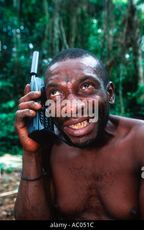 Afrikanische Pygmäen Mann Satellit telefonieren Modell freigegeben, Kamerun und Zentralafrikanische Republik Stockfoto
