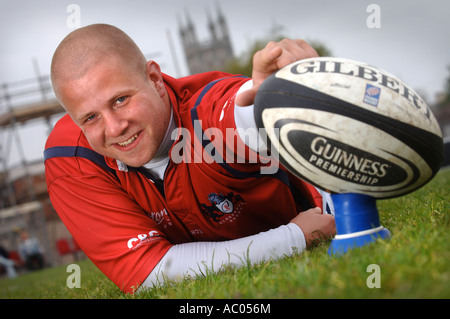 GLOUCESTER RUGBY-PROP NICK HOLZ IM KINGSHOLM HÄLT EINEN BALL FÜR A PLACE KICK MAI 2007 Stockfoto