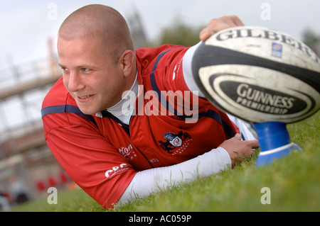 GLOUCESTER RUGBY-PROP NICK HOLZ IM KINGSHOLM HÄLT EINEN BALL FÜR A PLACE KICK MAI 2007 Stockfoto