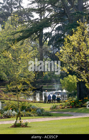 ZWEI ÄLTERE PAAR BESUCH DEWSTOW GÄRTEN UND GROTTEN IN DER NÄHE VON CHEPSTOW SOUTH WALES UK Stockfoto