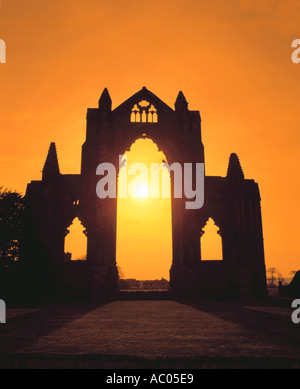 Sonne durch ruiniert Priory Fenster gesehen; zerstörten Ostende der Kolonialwarenhändler Priory, Kolonialwarenhändler, Cleveland, England, UK. Stockfoto