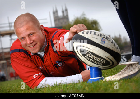 GLOUCESTER RUGBY-PROP NICK HOLZ IM KINGSHOLM HÄLT EINEN BALL FÜR A PLACE KICK MAI 2007 Stockfoto