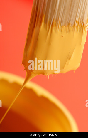 Pinsel und Farbe Zinn Stockfoto