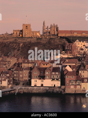 Str. Marys Kirche und Whitby Abbey Ruinen gesehen über den Hafen, Whitby, North Yorkshire, England, UK. Stockfoto