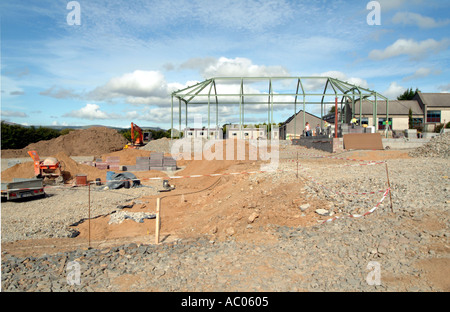 Auf einer Baustelle wird einem strukturellen Stahlrahmen für ein neues Gebäude errichtet. Stockfoto