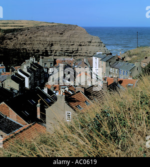 Blick hinunter auf zum roten Dächer von dicht gepackten Häusern, Dorf Staithes, North York Moors Küste, North Yorkshire, England, UK Stockfoto