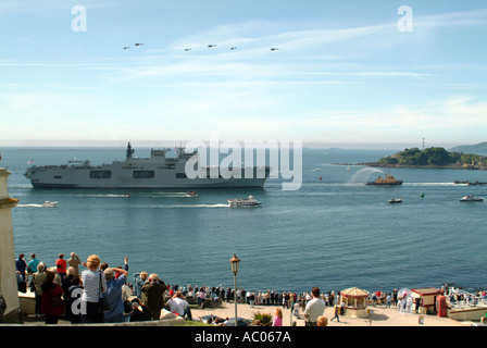 HMS Ocean kehrt aus dem Irak am Plymouth Sound in Richtung Hafen in der Stadt Plymouth Devon England Vereinigtes Königreich Stockfoto