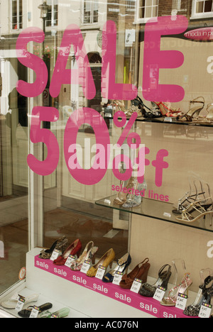 50 Prozent Rabatt anmelden Schuh Schaufenster, London, England Stockfoto