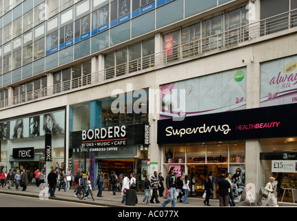 Geschäfte der Oxford Street und Weitergabe Shopper, London, England, Vereinigtes Königreich, 2007 Stockfoto