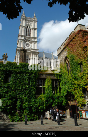 Westminster Abbey Turm oben die bunten Efeu Wände des Dekanat Hof Kreuzgang London gesehen Stockfoto