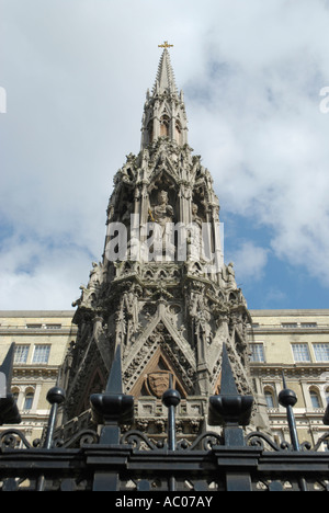 Viktorianische Denkmal zur Erinnerung an die Eleanor Cross außerhalb Chraing Cross Railway Station, The Strand, London Stockfoto