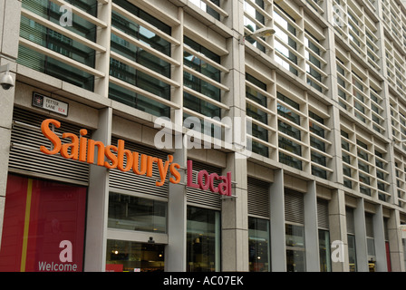 Sainsbury's Supermarkt Filiale an Sainsburys Hauptquartier in High Holborn London befestigt Stockfoto