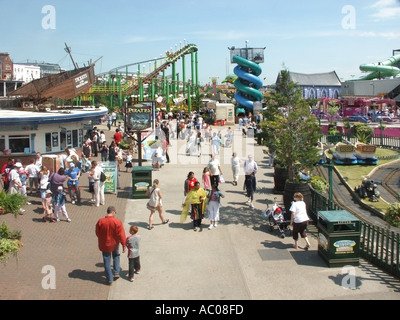 Southend on Sea mit vielen Menschen Seebad an der Flussmündung der Themse, Abenteuerinsel Vergnügungspark und Funfair-Pendelfahrt Essex England Großbritannien Stockfoto