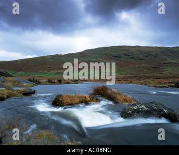 Connemara, county Mayo, Irland, Fluss in Flut, mit großen Flut fließt durch Irland Landschaft Stockfoto