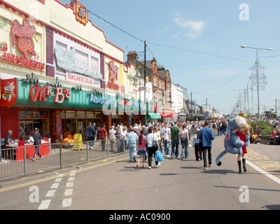 Southend on Sea Badeort neben der Themsemündung Vergnügungspark an der Marine Parade Straße für Verkehr gesperrt Essex England Großbritannien Stockfoto