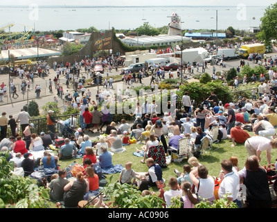 Southend auf Meer Seaside Resort Menschen entspannen am Pier Hill Adventure Island Kirmes jenseits warten auf Start der jährlichen airshow Stockfoto